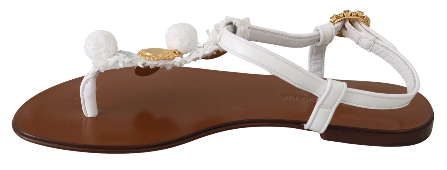 Dolce &amp; Gabbana Tongs en cuir blanc avec pièces de monnaie, sandales et chaussures