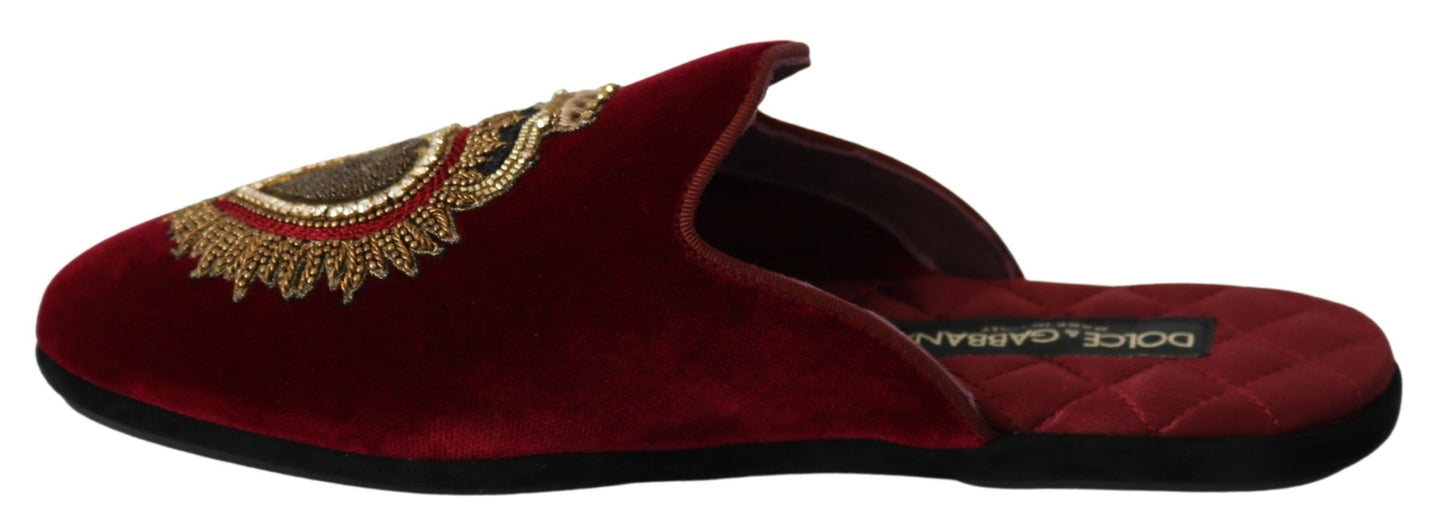 Dolce &amp; Gabbana Chaussures à claquettes brodées en velours rouge Sacré-Cœur