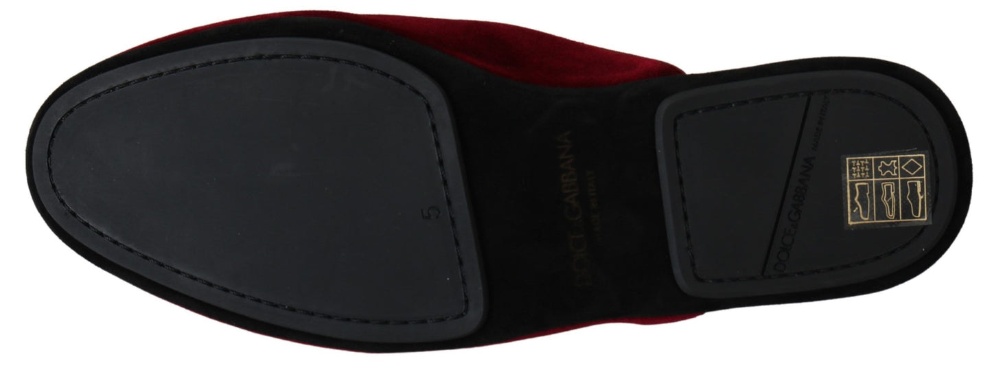 Dolce &amp; Gabbana Chaussures à claquettes brodées en velours rouge Sacré-Cœur