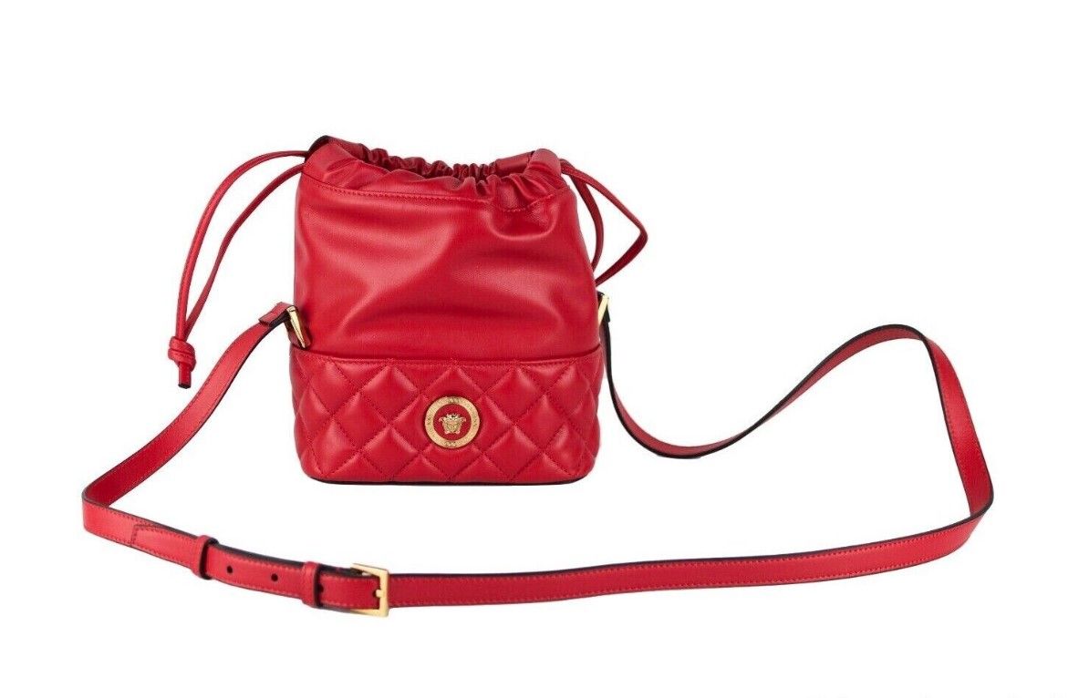 Versace Sac à bandoulière en cuir matelassé rouge avec cordon de serrage Sac à main seau à bandoulière