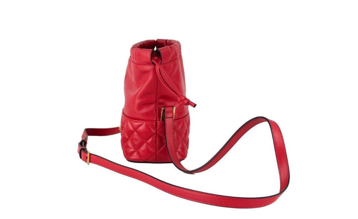 Versace Umhängetasche aus gestepptem Leder mit Kordelzug, Rot, Bucket-Crossbody-Handtasche