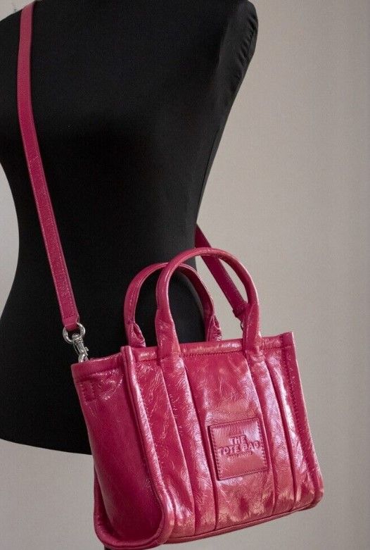 Marc Jacobs The Shiny Crinkle Mini Tote Sac à main à bandoulière en cuir magenta