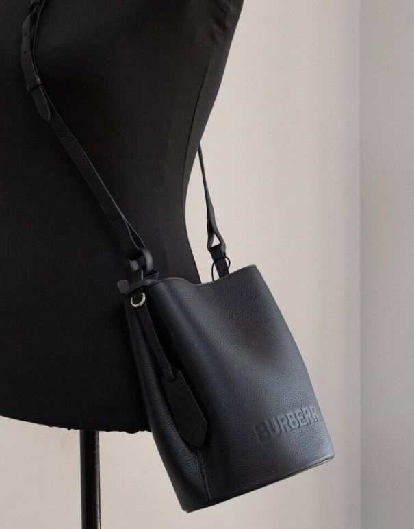 Burberry Lorne Petit sac à main à bandoulière en cuir grainé noir