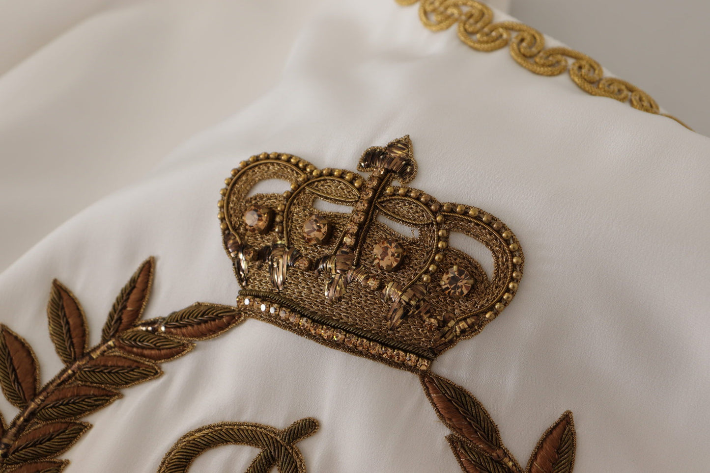 Dolce &amp; Gabbana Weißes Seiden-Gold-DG-Crown-Kristall-Blusenoberteil