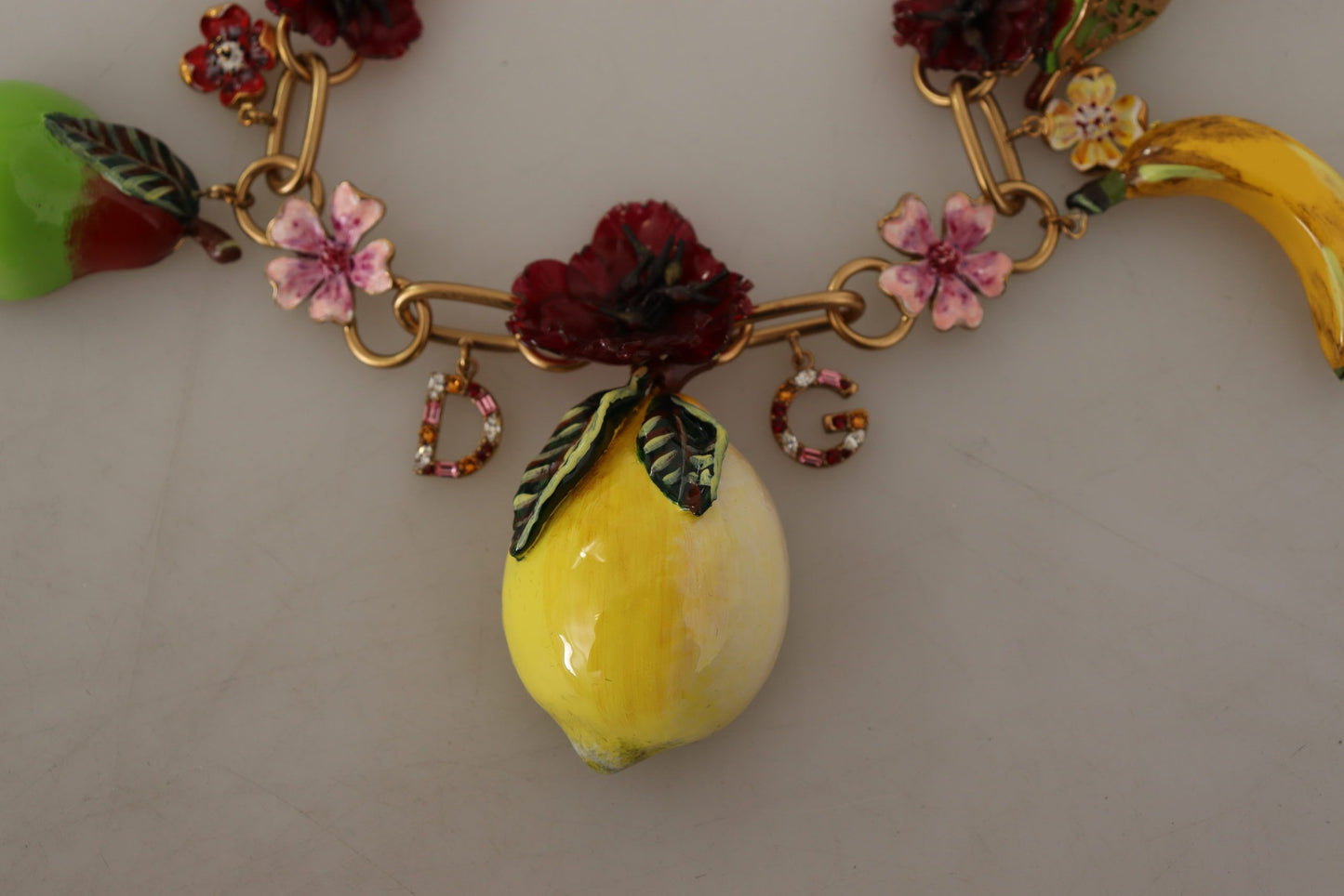 Collier tendance Dolce &amp; Gabbana en laiton doré avec roses et fruits de Sicile