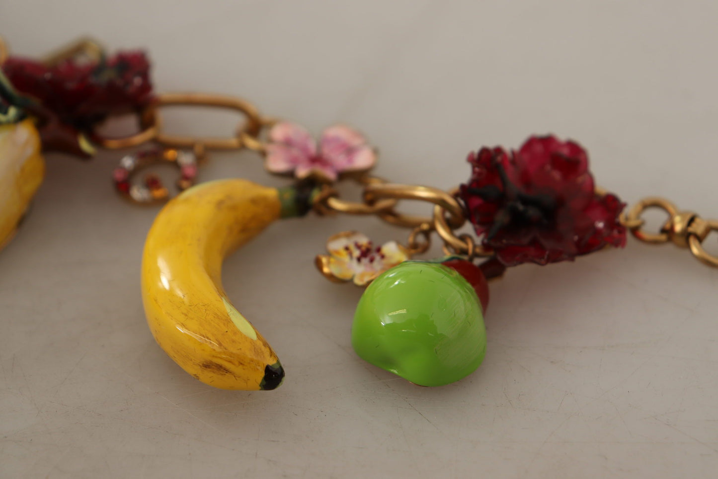 Collier tendance Dolce &amp; Gabbana en laiton doré avec roses et fruits de Sicile