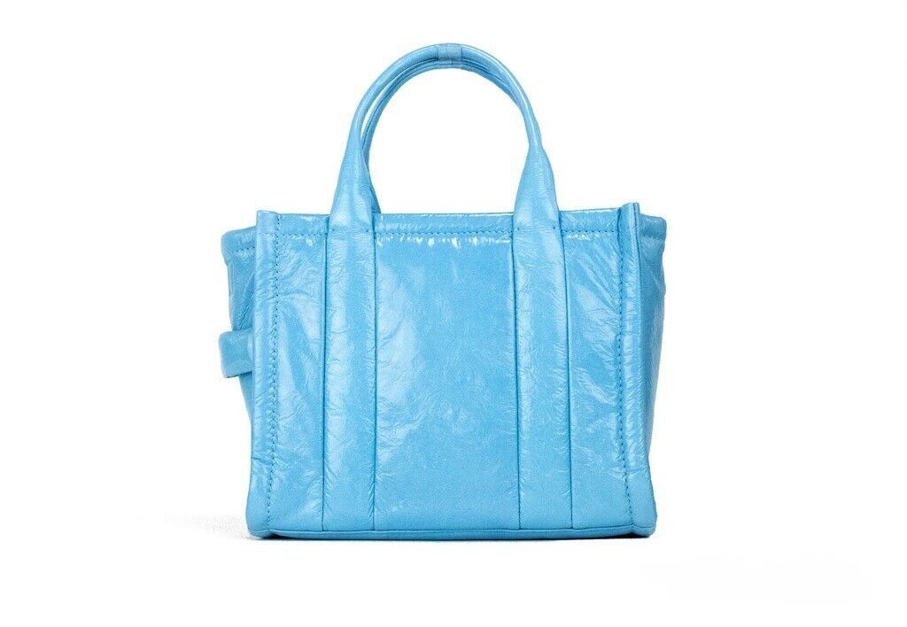 Marc Jacobs The Shiny Crinkle Mini Tote Umhängetasche aus luftblauem Leder