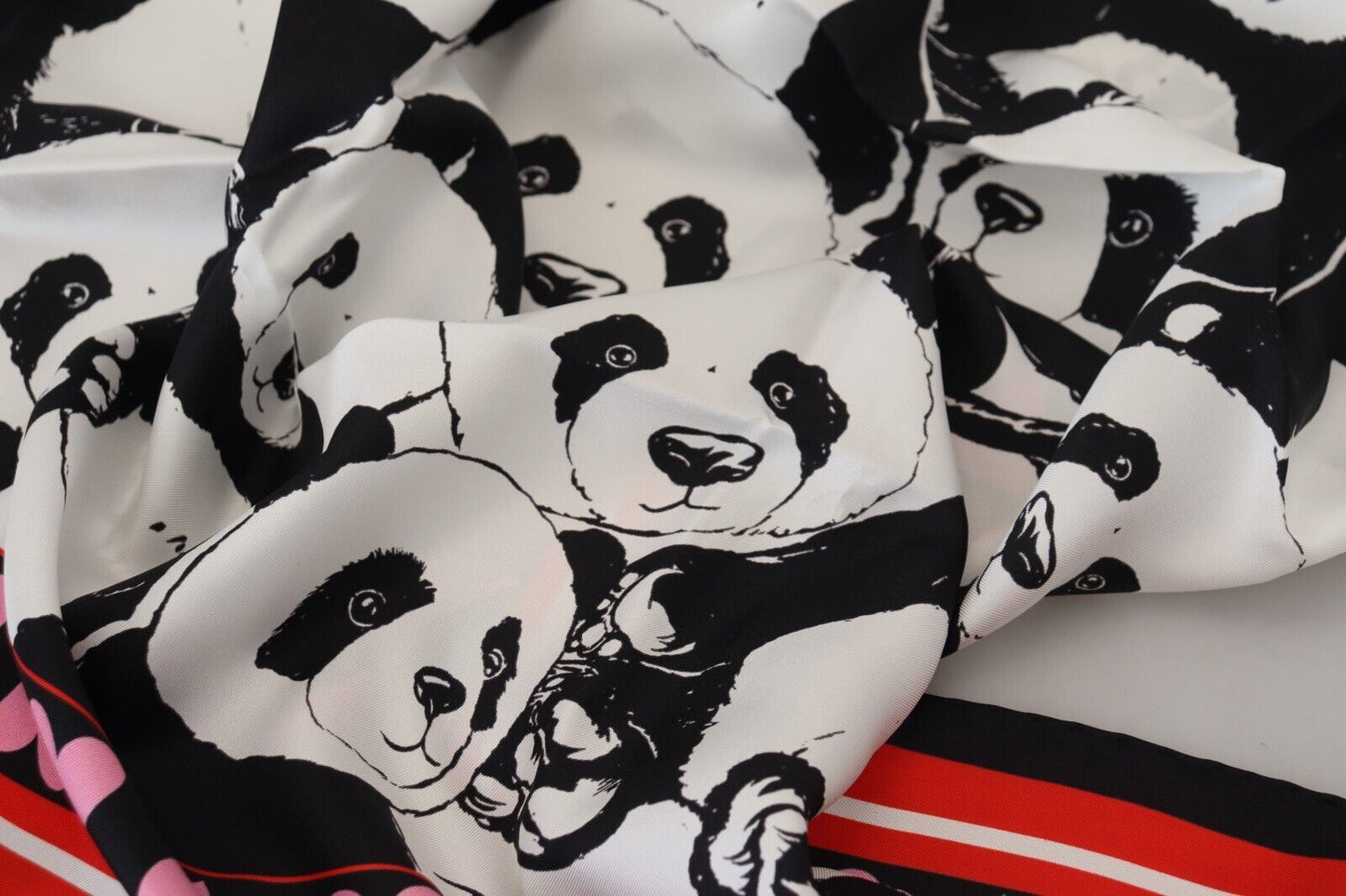 Dolce &amp; Gabbana Mehrfarbiger Seidenschal mit Panda-Print