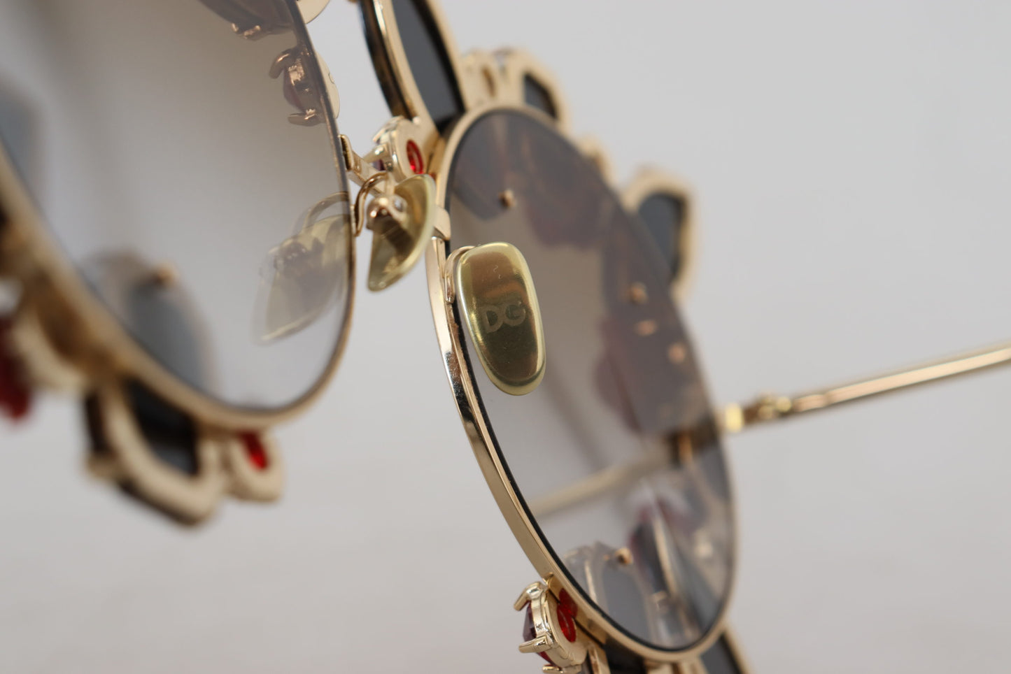 Dolce &amp; Gabbana DG2207B Sonnenbrille mit goldenem Metallrahmen und Rosenverzierung