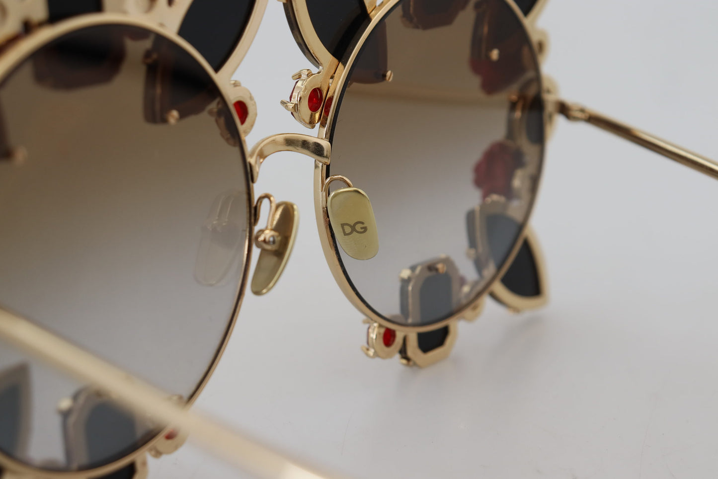 Dolce &amp; Gabbana DG2207B Sonnenbrille mit goldenem Metallrahmen und Rosenverzierung