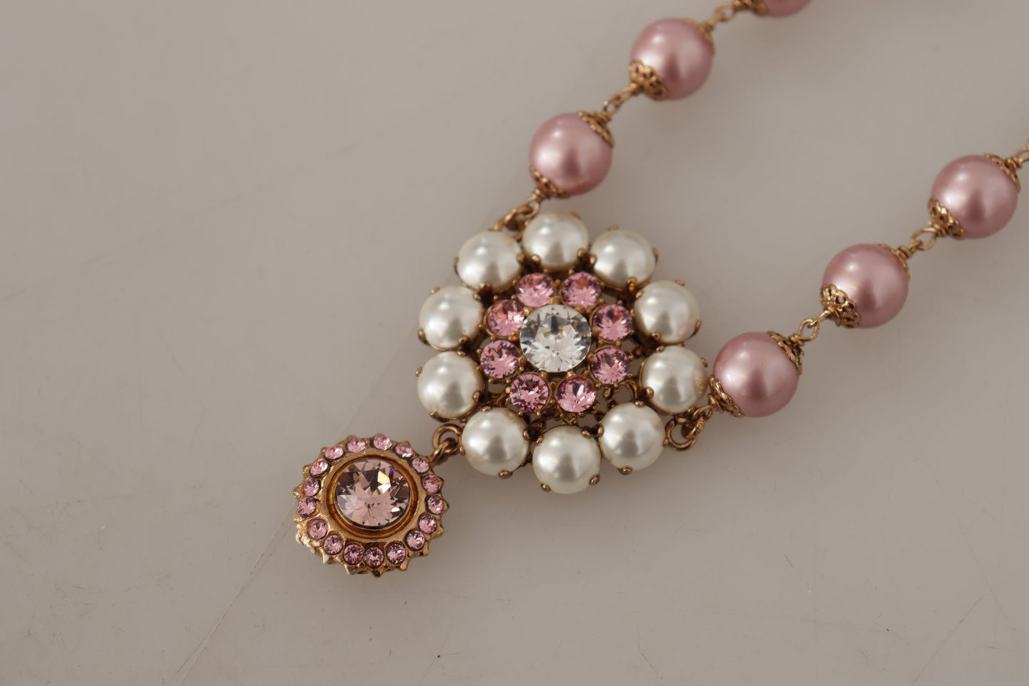 Dolce &amp; Gabbana Collier à pendentifs en fausses perles roses en laiton doré et cristal