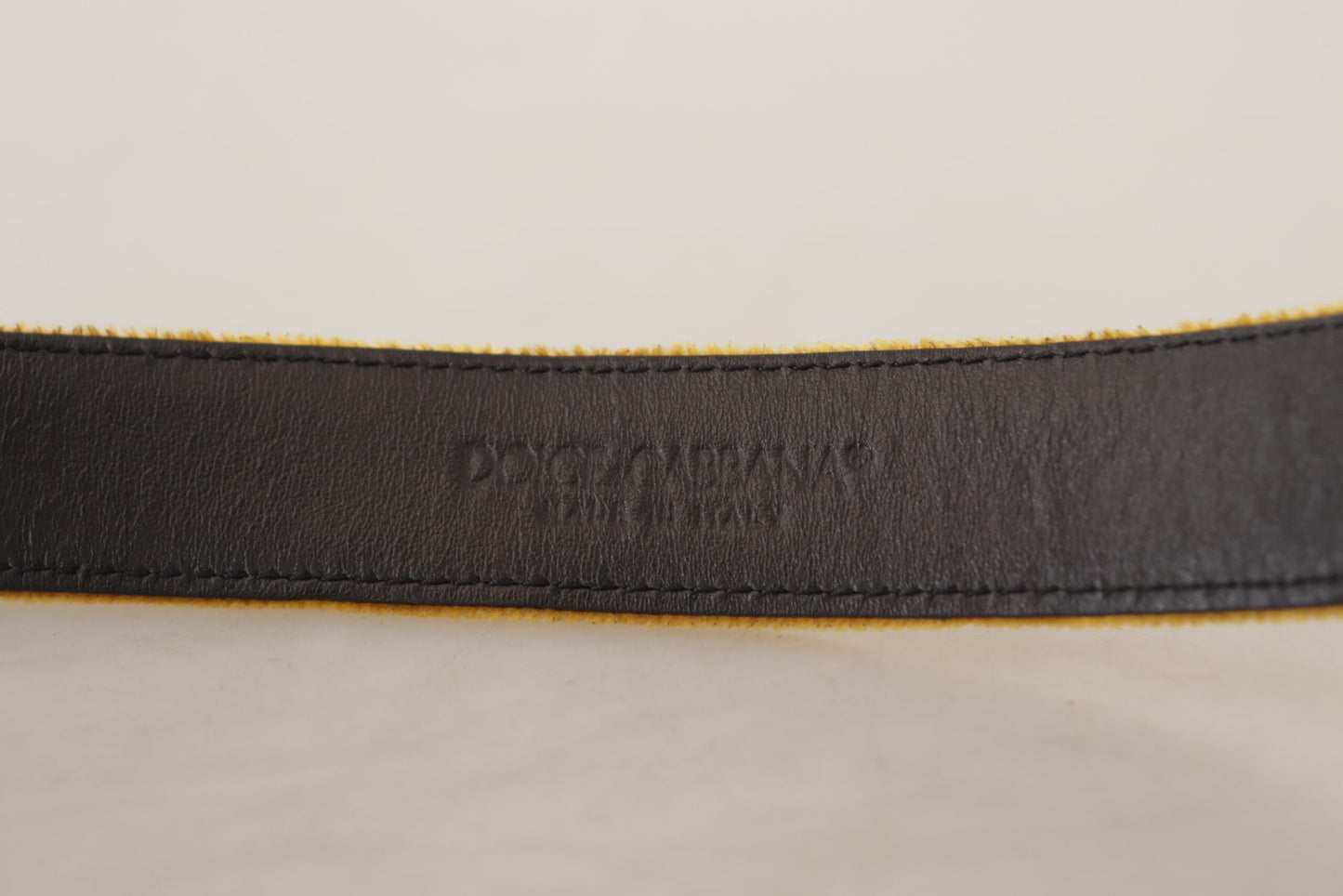 Dolce &amp; Gabbana Ceinture à boucle en métal gravé avec logo doré en velours moutarde