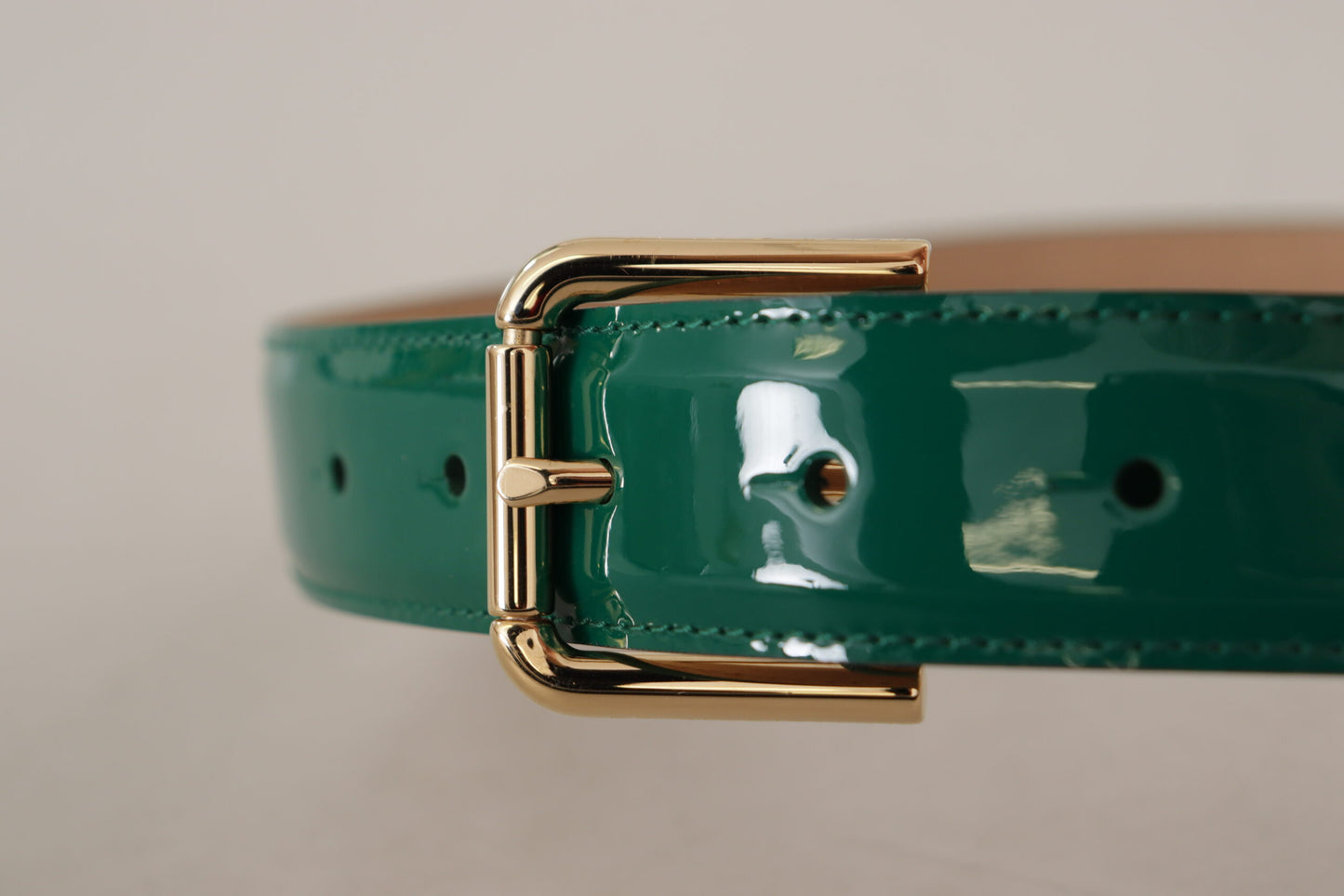 Dolce &amp; Gabbana Ceinture à boucle gravée en cuir verni vert avec logo