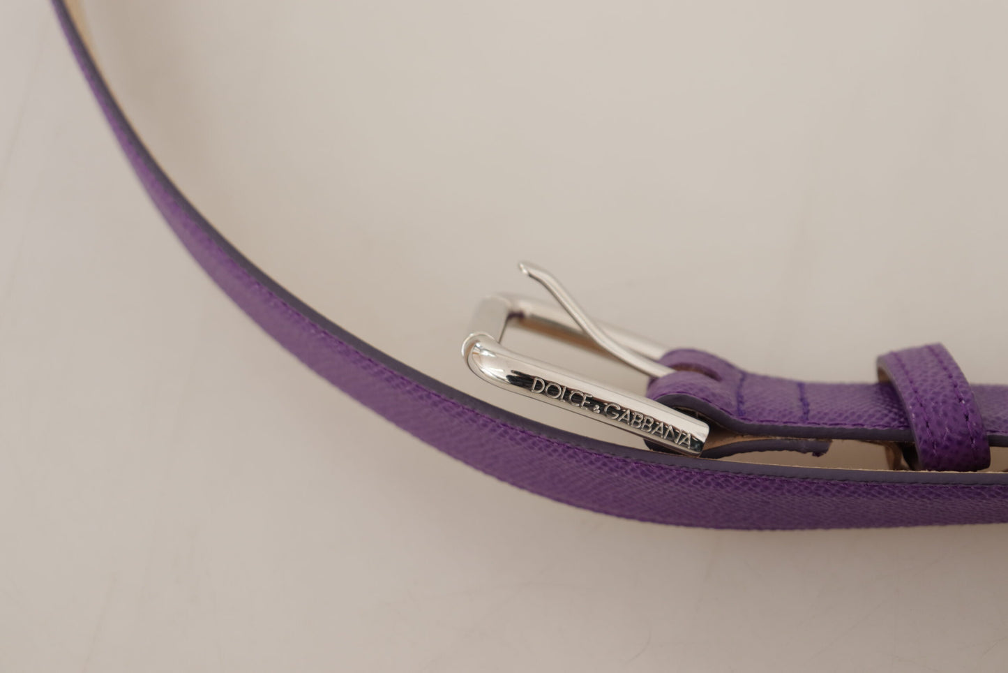 Dolce &amp; Gabbana Ceinture à boucle gravée en cuir de veau violet