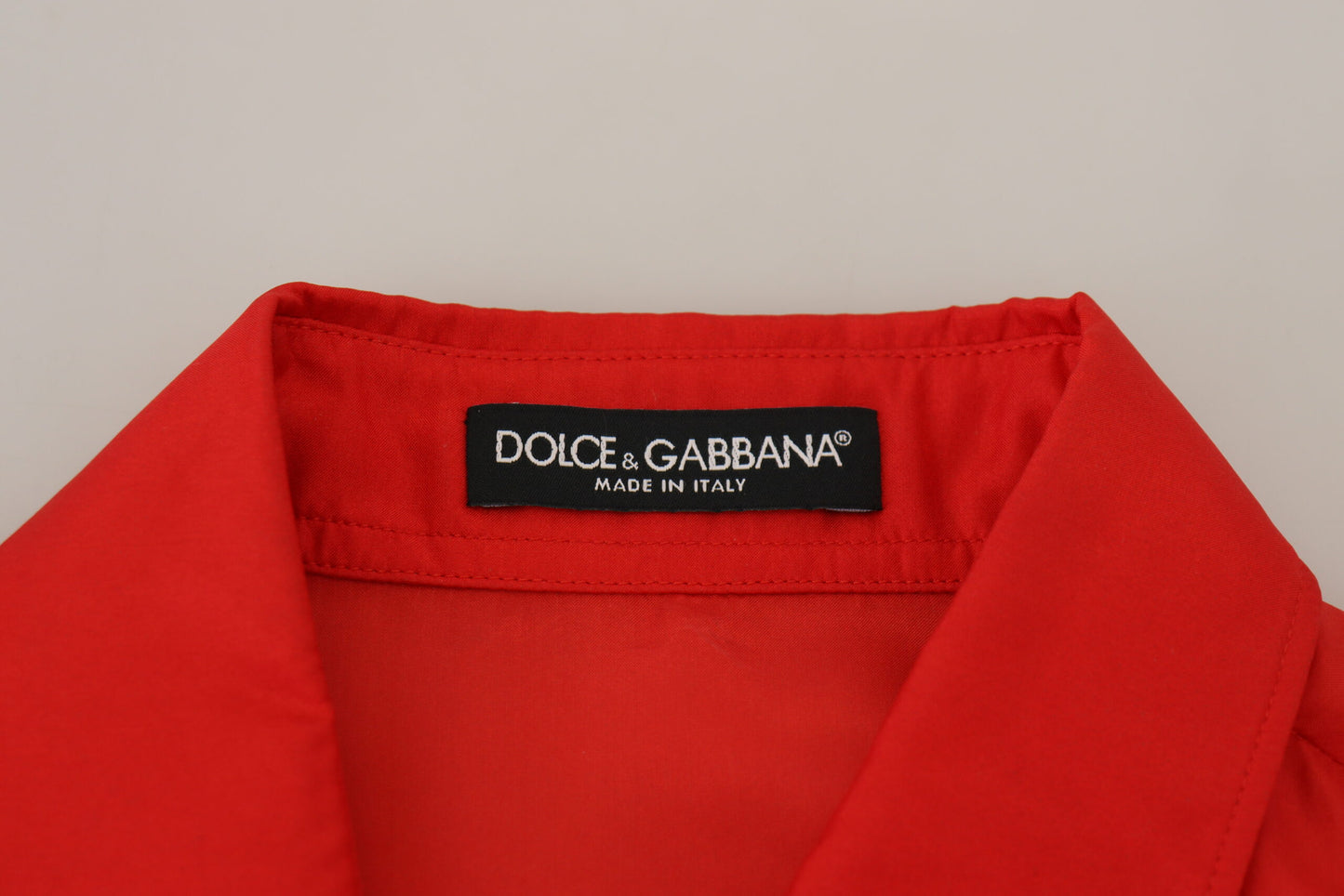 Dolce &amp; Gabbana Rotes Hemdoberteil mit Kragen aus Seide und langen Ärmeln