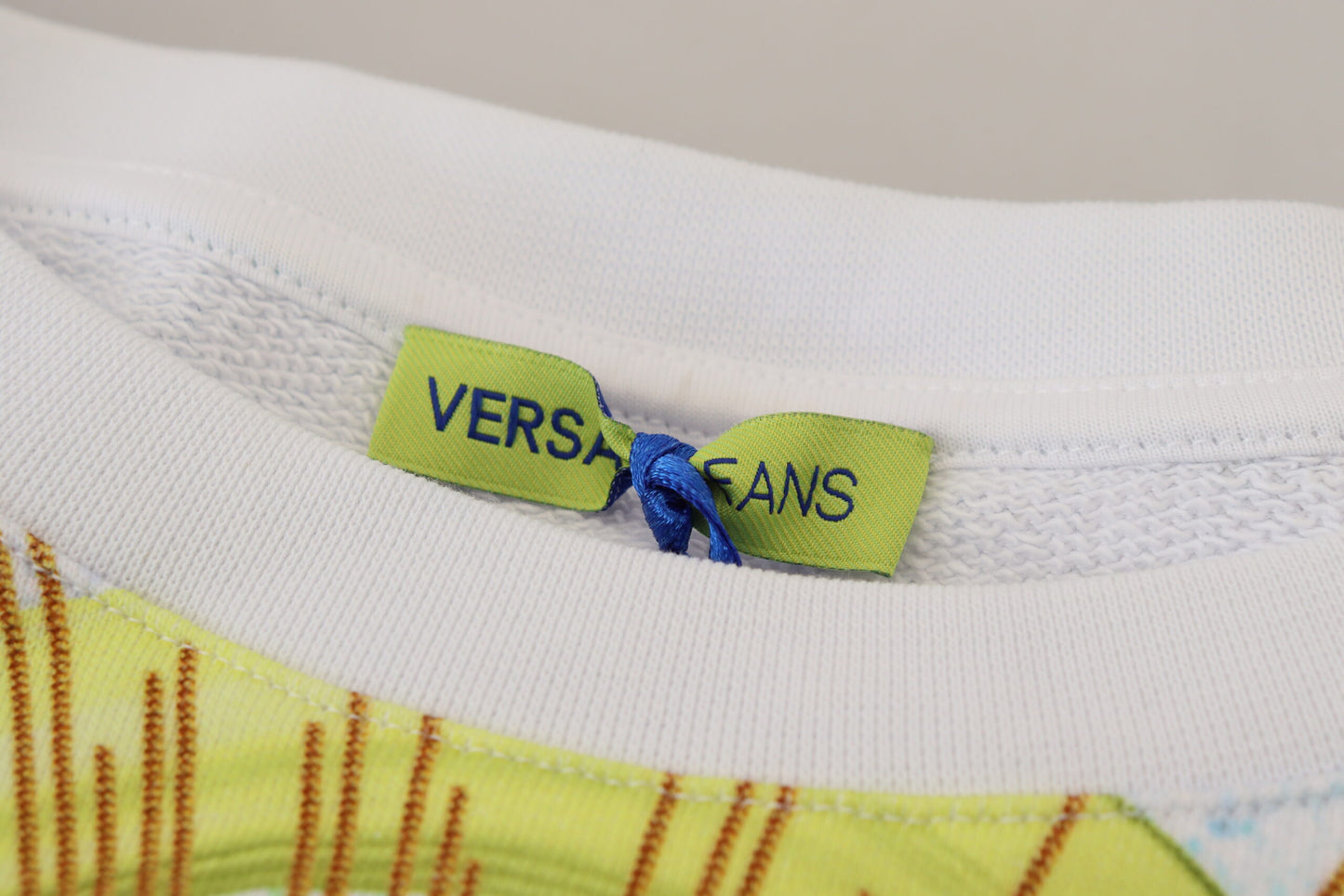 Versace Jeans – Weißer, langärmliger Pullover mit Grafikdruck