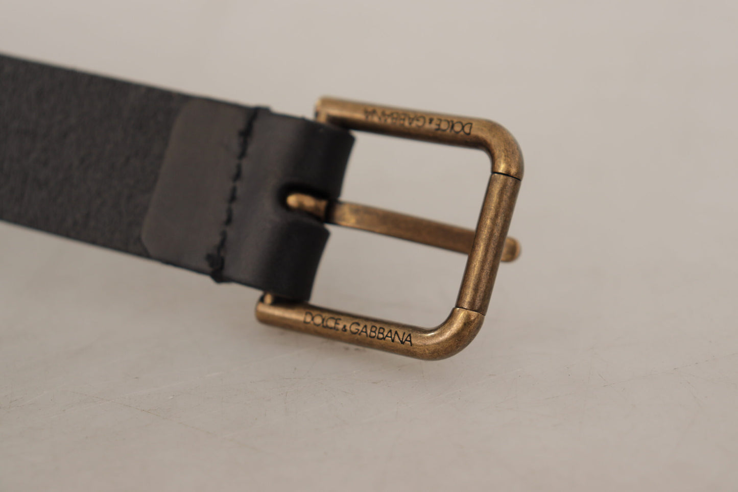 Dolce &amp; Gabbana Ceinture à boucle gravée en cuir de veau noir avec logo en laiton