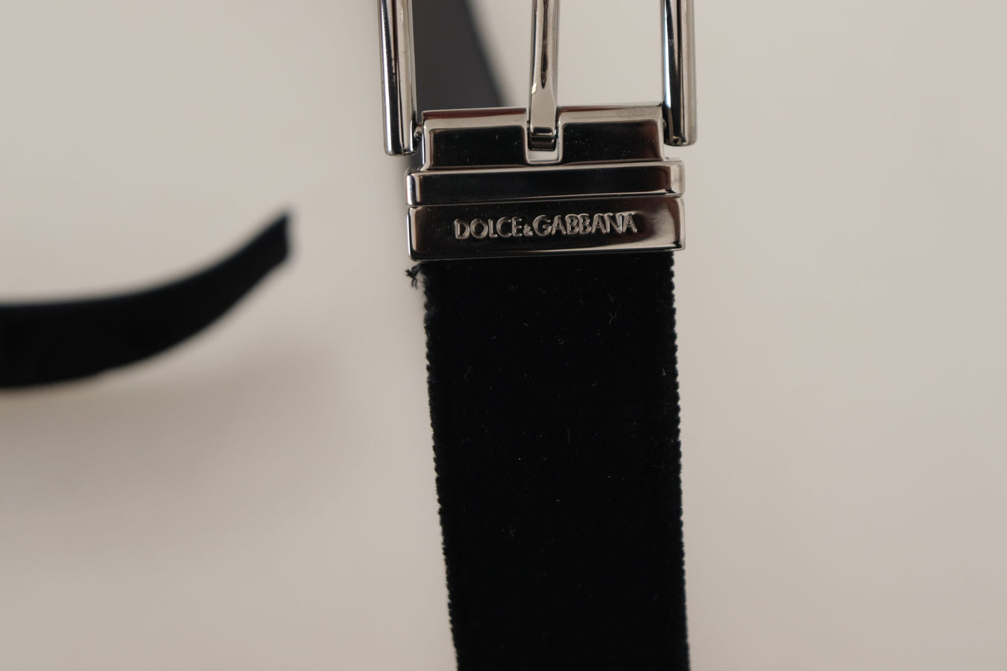 Dolce &amp; Gabbana Ceinture à boucle en métal gravé avec logo argenté en velours noir