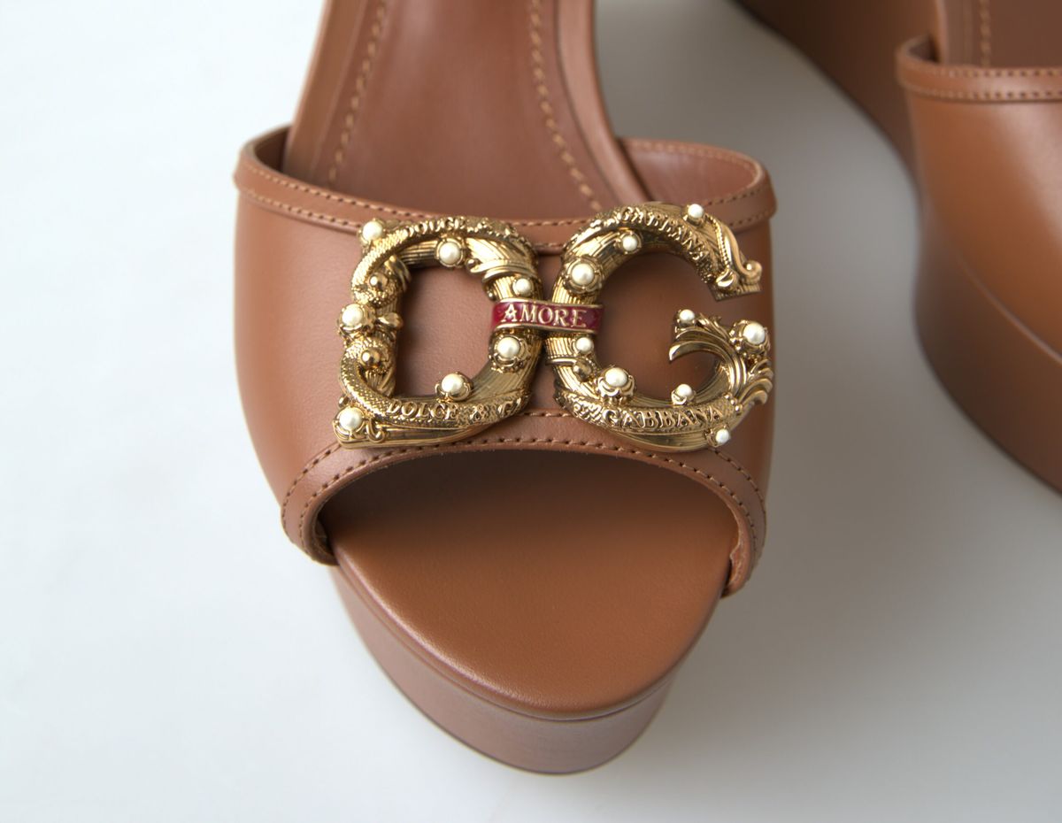 Dolce &amp; Gabbana Sandales compensées AMORE en cuir marron